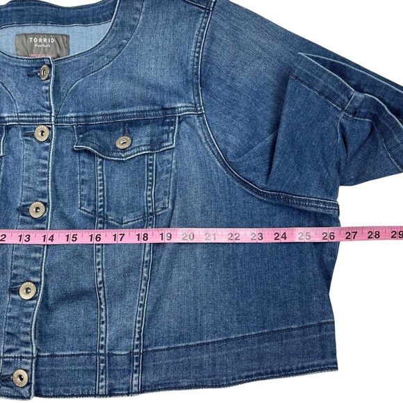Torrid Women’s Denim Cropped Jacket Size 4 (26) Blue Button Front Short Sleeve - Picture 5 of 9